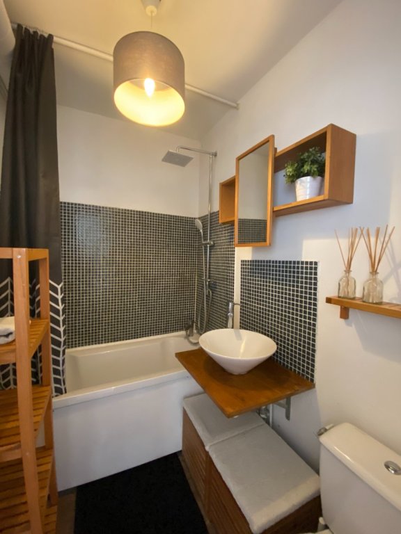 APPARTEMENT T2 A LOUER - LA MADELEINE - 44.5 m2 - 865 &euro; charges comprises par mois
